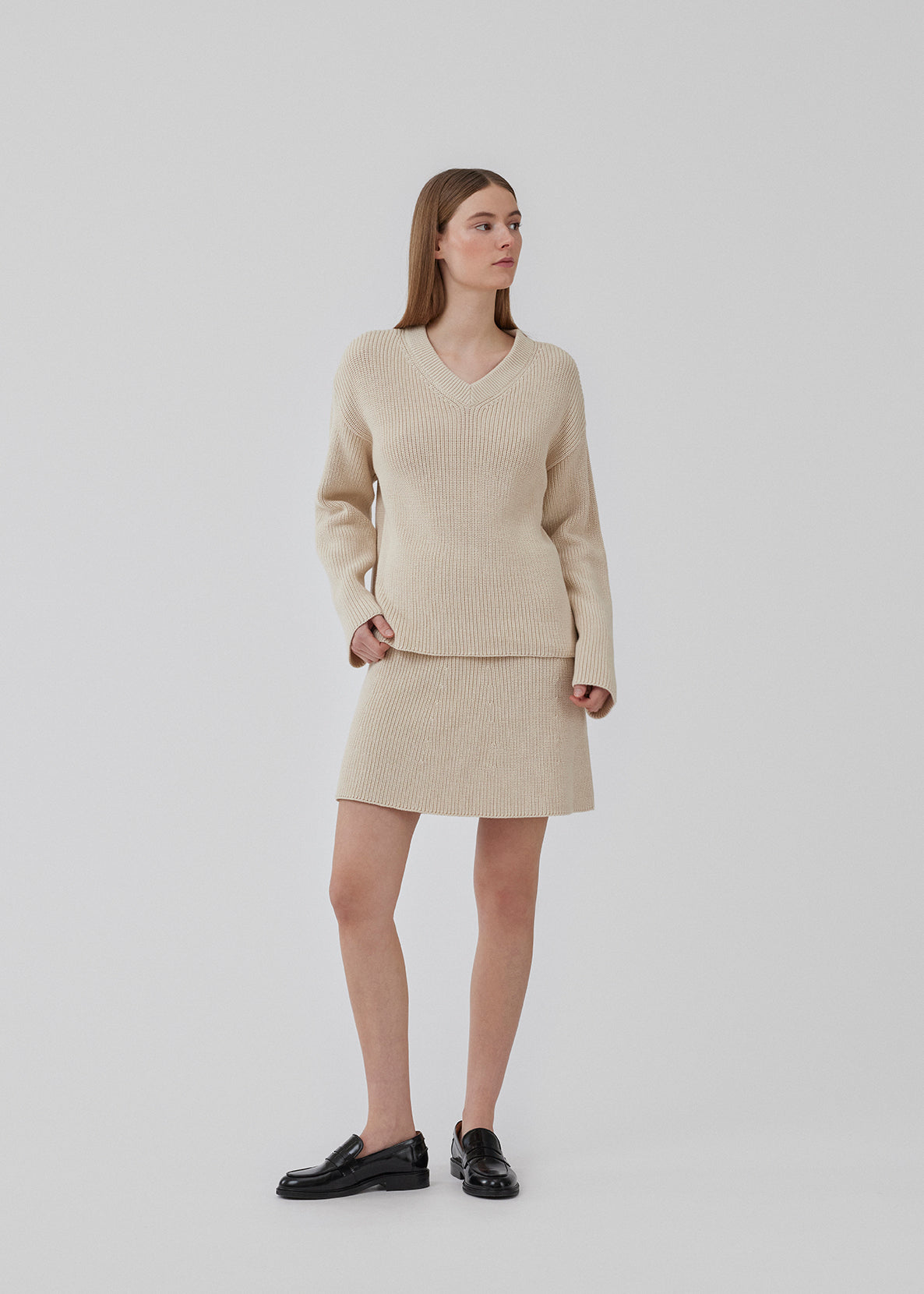 GalenMD v-neck er strikket i økologisk bomuld med en oversize pasform, lange ærmer med vidde, samt v-hals og lav skuldersøm. Modellen er 175 cm og har en størrelse S/36 på.