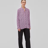 Afslappet skjorte i vævet kvalitet med print. GamiMD print shirt har krave, knapper foran og lange ærmer med manchet. Modellen er 175 cm og har en størrelse S/36 på.