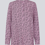 Afslappet skjorte i vævet kvalitet med print. GamiMD print shirt har krave, knapper foran og lange ærmer med manchet. Modellen er 175 cm og har en størrelse S/36 på.