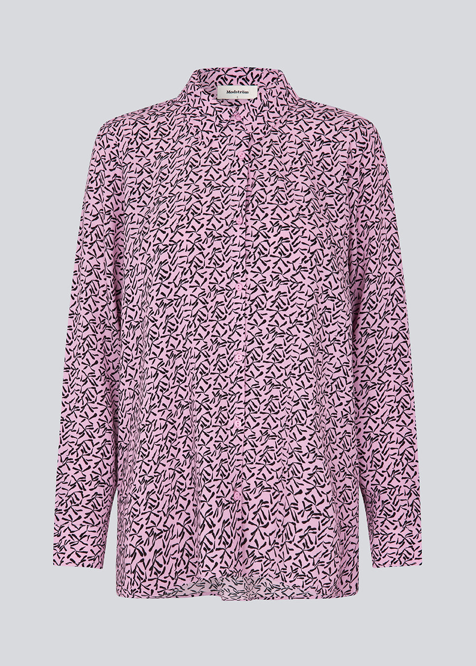 Afslappet skjorte i vævet kvalitet med print. GamiMD print shirt har krave, knapper foran og lange ærmer med manchet. Modellen er 175 cm og har en størrelse S/36 på.