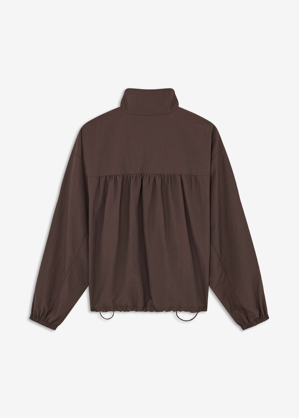 GannonMD Jacket er en kort jakke med løs pasform og høj krave. Designet har skjult lukning foran, store frontlommer, elastiske manchetter og justerbar snøre i bunden. Rynkedetaljen bagpå giver jakken ekstra volumen. Style den over en T-shirt eller strik til et afslappet hverdagslook.