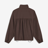 GannonMD Jacket er en kort jakke med løs pasform og høj krave. Designet har skjult lukning foran, store frontlommer, elastiske manchetter og justerbar snøre i bunden. Rynkedetaljen bagpå giver jakken ekstra volumen. Style den over en T-shirt eller strik til et afslappet hverdagslook.