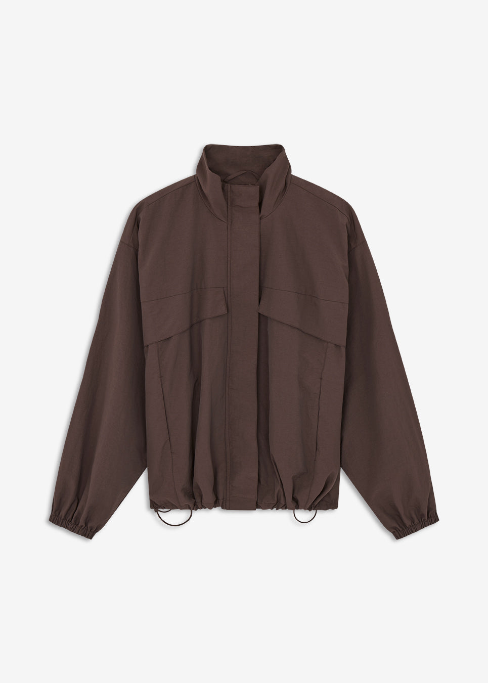 GannonMD Jacket er en kort jakke med løs pasform og høj krave. Designet har skjult lukning foran, store frontlommer, elastiske manchetter og justerbar snøre i bunden. Rynkedetaljen bagpå giver jakken ekstra volumen. Style den over en T-shirt eller strik til et afslappet hverdagslook.