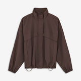 GannonMD Jacket er en kort jakke med løs pasform og høj krave. Designet har skjult lukning foran, store frontlommer, elastiske manchetter og justerbar snøre i bunden. Rynkedetaljen bagpå giver jakken ekstra volumen. Style den over en T-shirt eller strik til et afslappet hverdagslook.