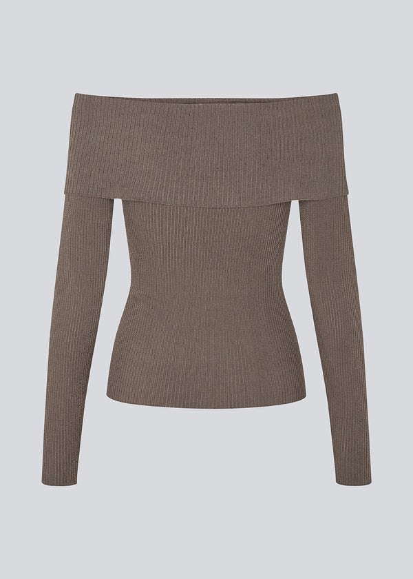 Ribstrikket top i stretchy kvalitet. GaryMD top har en tætsiddende facon med lange ærmer og off shoulder udskæring med ombukket detalje.