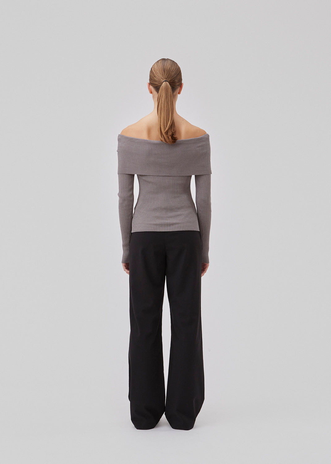 Ribstrikket grå top i stretchy kvalitet. GaryMD top har en tætsiddende facon med lange ærmer og off shoulder udskæring med ombukket detalje. Modellen er 175 cm og har en størrelse S/36 på.