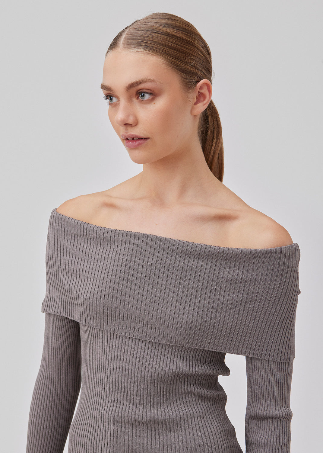 Ribstrikket grå top i stretchy kvalitet. GaryMD top har en tætsiddende facon med lange ærmer og off shoulder udskæring med ombukket detalje. Modellen er 175 cm og har en størrelse S/36 på.