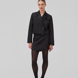 Cropped, dobbeltradet blazer i tung satin. GavinMD blazer har krave og revers, stofbetrukne knapper foran og slidser ved manchetterne. Modellen er 175 cm og har en størrelse S/36 på.  Shop matchende neder