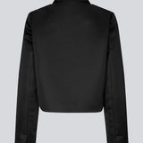Cropped, dobbeltradet blazer i tung satin. GavinMD blazer har krave og revers, stofbetrukne knapper foran og slidser ved manchetterne. Modellen er 175 cm og har en størrelse S/36 på.  Shop matchende neder
