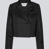 Cropped, dobbeltradet blazer i tung satin. GavinMD blazer har krave og revers, stofbetrukne knapper foran og slidser ved manchetterne. Modellen er 175 cm og har en størrelse S/36 på.  Shop matchende neder
