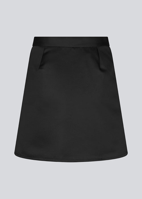Wrap nederdel i mini længde. GavinMD skirt er fremstillet i en tung satin med slå om-effekt foran, som lukkes med bredt bælte og D-ring. Modellen er 175 cm og har en størrelse S/36 på.