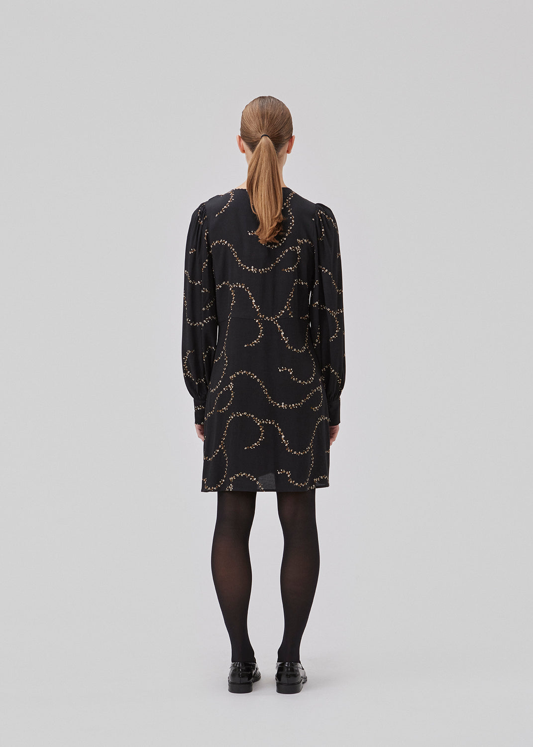 Kort kjole med v-formet halsudskæring og knapper foran. GelilaMD print dress har lange ballonærmer med bred manchet. Modellen er 175 cm og har en størrelse S/36 på.