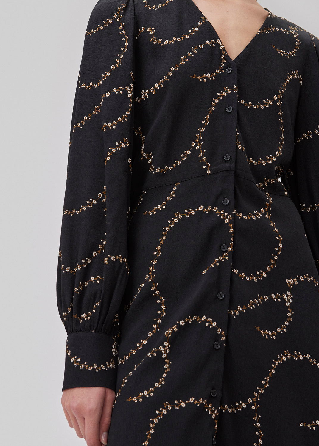 Kort kjole med v-formet halsudskæring og knapper foran. GelilaMD print dress har lange ballonærmer med bred manchet. Modellen er 175 cm og har en størrelse S/36 på.