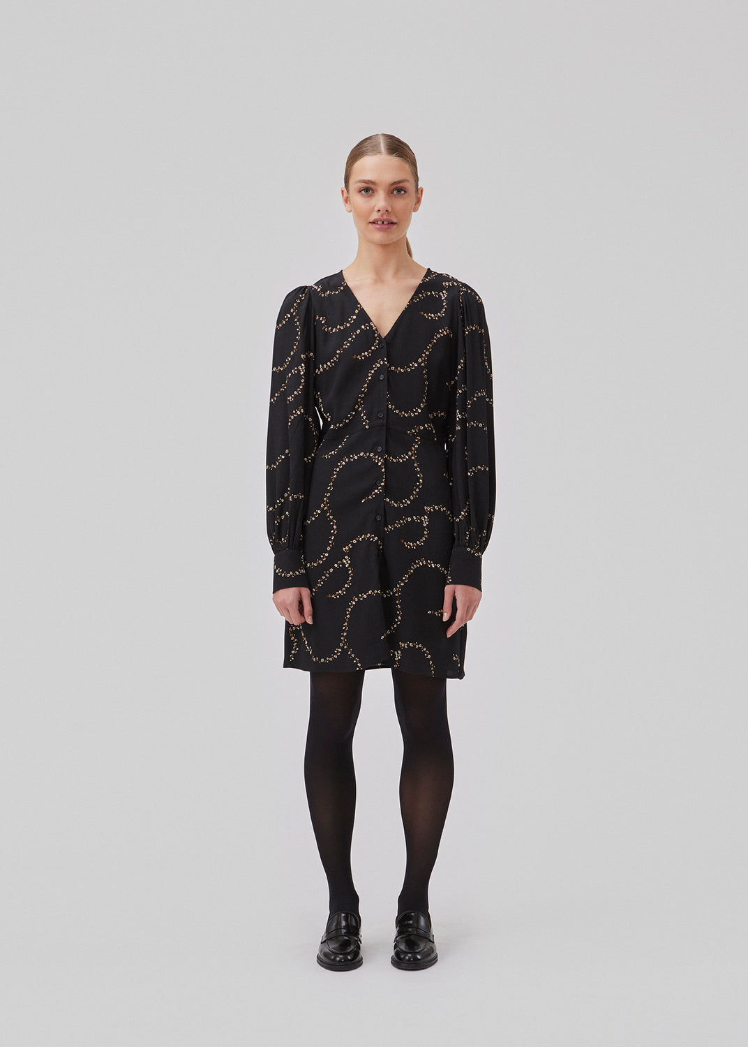 Kort kjole med v-formet halsudskæring og knapper foran. GelilaMD print dress har lange ballonærmer med bred manchet. Modellen er 175 cm og har en størrelse S/36 på.