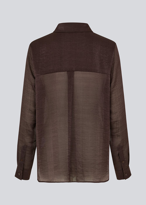 Klassisk skjorte i brun i et let og luftigt materiale. GeminaMD shirt har en afslappet pasform og er lavet i et transparent materiale for et ultra feminint udtryk.