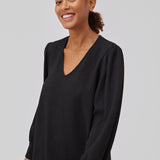 Sort kjole med en løs silhuet i struktureret materiale. GemmiMD dress har lange, voluminøse ballonærmer med manchet og v-udskæring i halsen. Modellen er 175 cm og har en størrelse S/36 på.