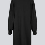 Sort kjole med en løs silhuet i struktureret materiale. GemmiMD dress har lange, voluminøse ballonærmer med manchet og v-udskæring i halsen. Modellen er 175 cm og har en størrelse S/36 på.