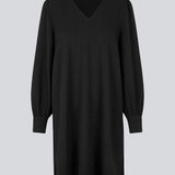 Sort kjole med en løs silhuet i struktureret materiale. GemmiMD dress har lange, voluminøse ballonærmer med manchet og v-udskæring i halsen. Modellen er 175 cm og har en størrelse S/36 på.