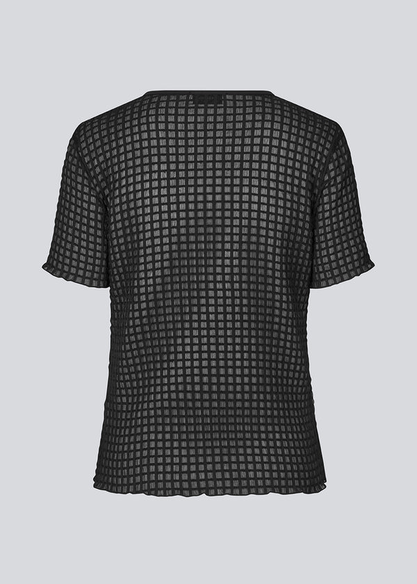 T-shirt i let transparent kvalitet og tætsiddende pasform. GeniferMD t-shirt har korte ærmer og overlockede kanter.