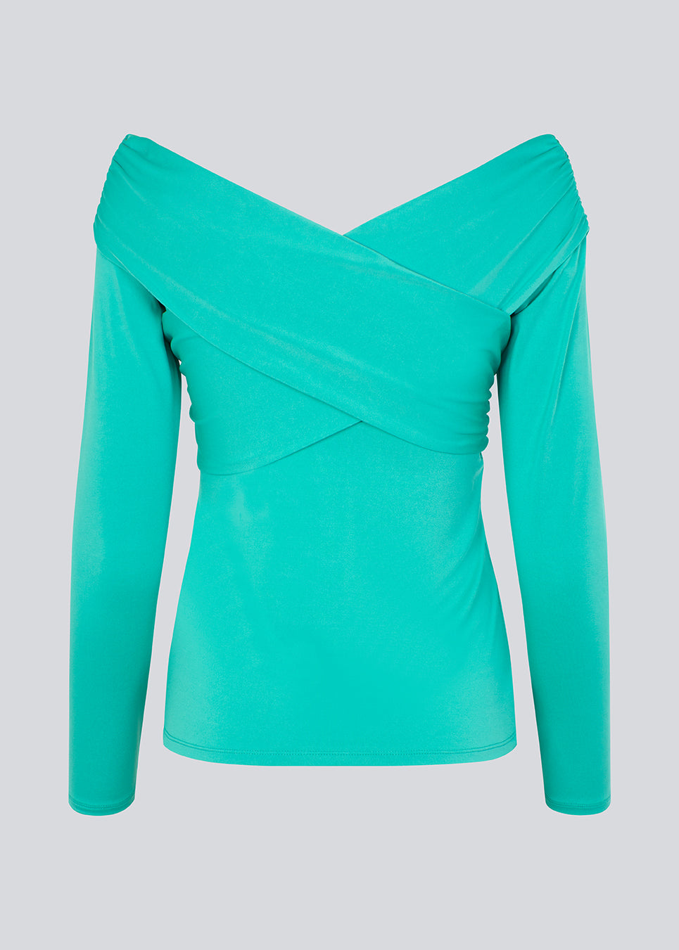 Langærmet top i turkis i blød kvalitet. GeorgiaMD wrap top har en smal silhuet og let off-shoulder-effekt med draperet wrap-look foroven. Modellen er 175 cm og har en størrelse S/36 på.