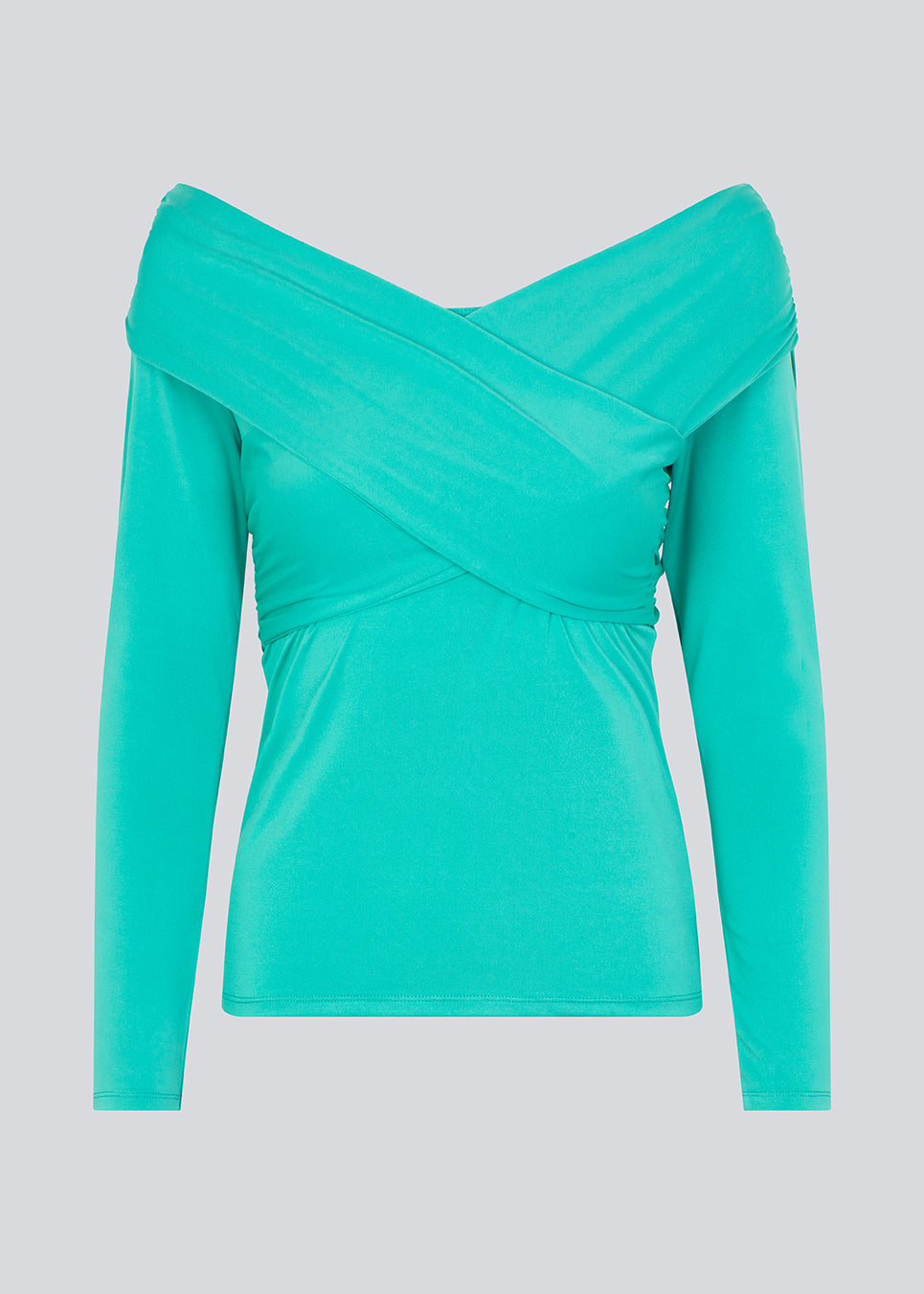 Langærmet top i turkis i blød kvalitet. GeorgiaMD wrap top har en smal silhuet og let off-shoulder-effekt med draperet wrap-look foroven. Modellen er 175 cm og har en størrelse S/36 på.