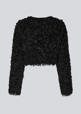 Cropped let jakke i sort i fjer-lignende kvalitet. GinaMD jacket har lange ærmer, v-udskæring foran og lukning med hægter foran. Afrundede kanter forneden. Modellen er 175 cm og har en størrelse S/36 på.
