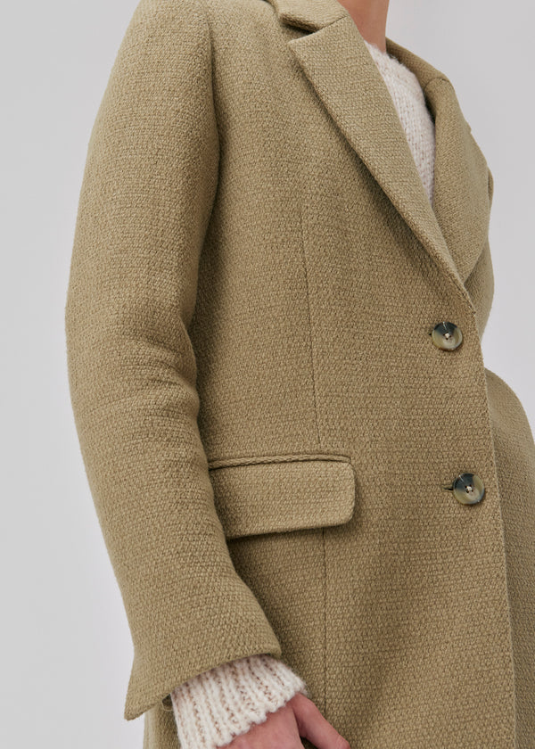 Enkeltradet blazer i strukturvævet kvalitet med uld. GinniMD jacket har et oversize fit med krave og revers, forlommer med klap og slids bagpå. Med foer. Modellen er 175 cm og har en størrelse S/36 på.