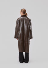 Frakke i PU læder med shiny overflade i let oversized pasform. GioMD coat har store påsyede lommer foran, chunky lynlås og plysdetalje på kraven. Modellen er 175 cm og har en størrelse S/36 på.