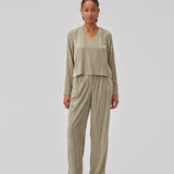 Langærmet bluse i struktureret velour med afslappet pasform. GiselleMD ls top har en dyb v-udskæring i halsen. Modellen er 175 cm og har en størrelse S/36 på.