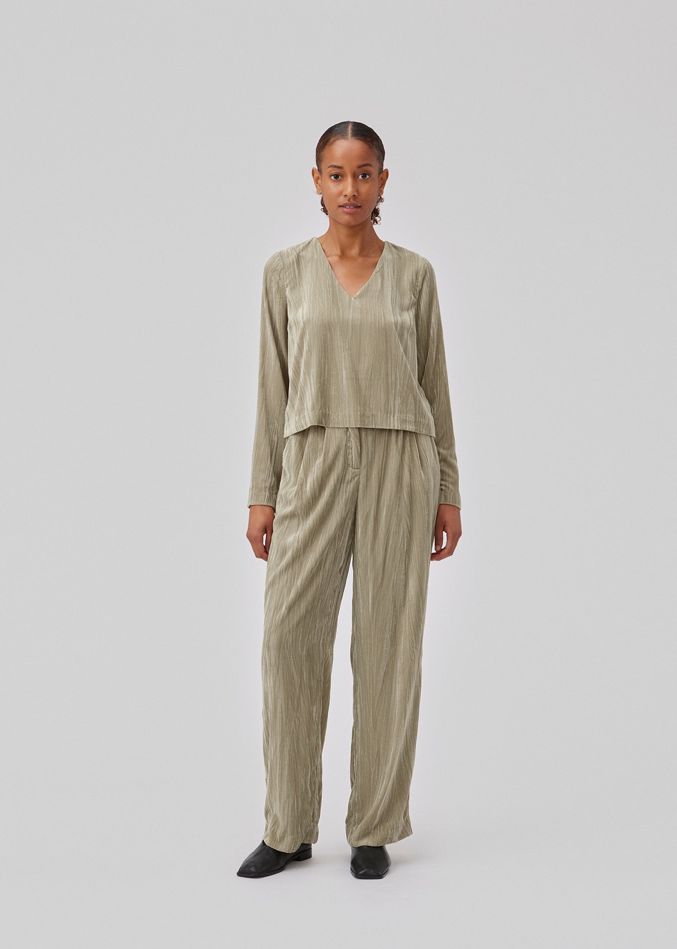 Langærmet bluse i struktureret velour med afslappet pasform. GiselleMD ls top har en dyb v-udskæring i halsen. Modellen er 175 cm og har en størrelse S/36 på.