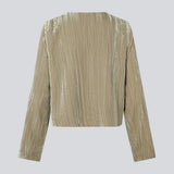 Langærmet bluse i struktureret velour med afslappet pasform. GiselleMD ls top har en dyb v-udskæring i halsen. Modellen er 175 cm og har en størrelse S/36 på.