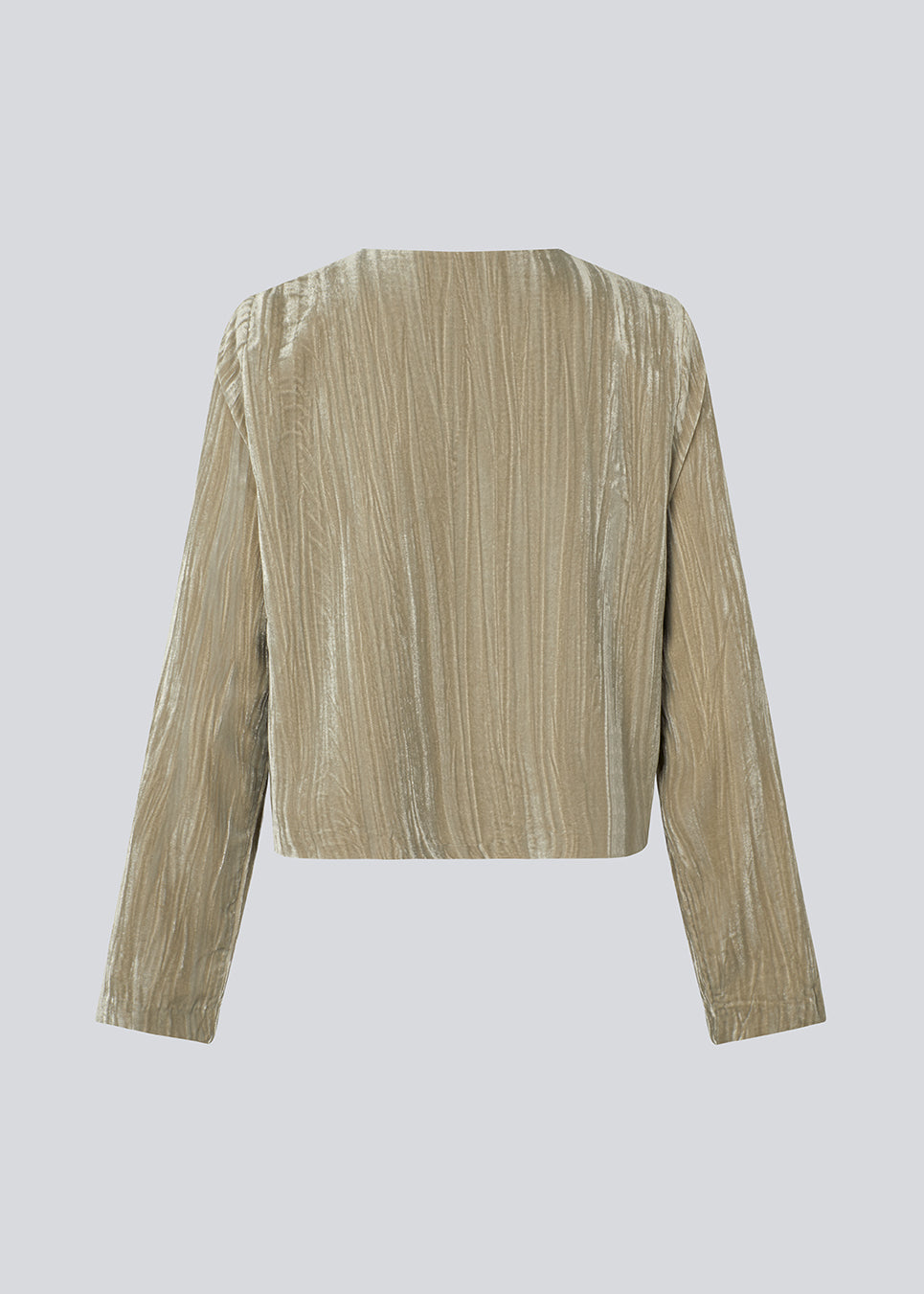 Langærmet bluse i struktureret velour med afslappet pasform. GiselleMD ls top har en dyb v-udskæring i halsen. Modellen er 175 cm og har en størrelse S/36 på.