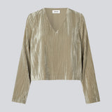 Langærmet bluse i struktureret velour med afslappet pasform. GiselleMD ls top har en dyb v-udskæring i halsen. Modellen er 175 cm og har en størrelse S/36 på.