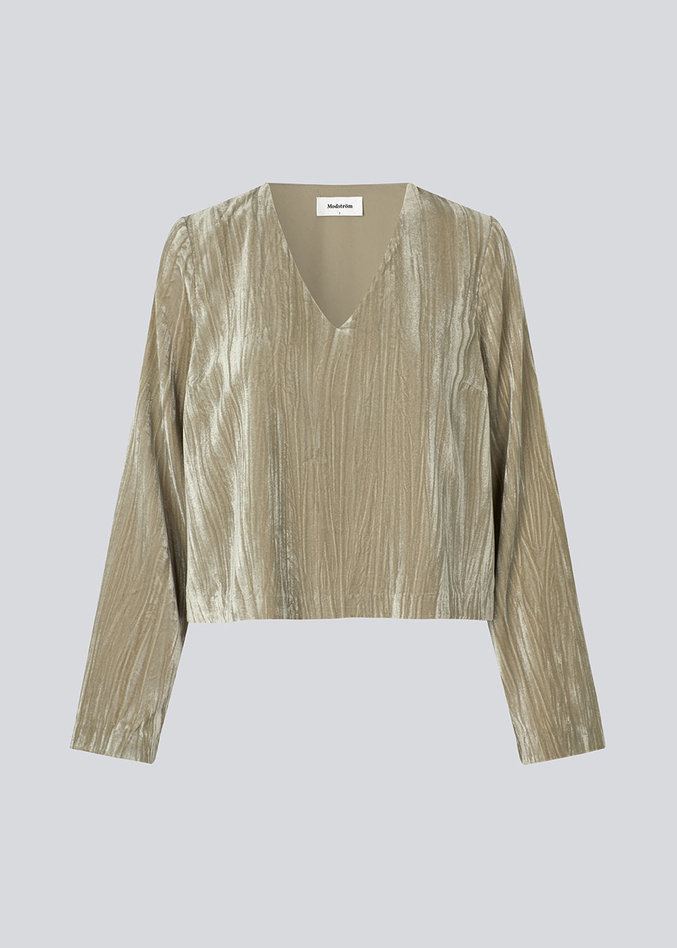 Langærmet bluse i struktureret velour med afslappet pasform. GiselleMD ls top har en dyb v-udskæring i halsen. Modellen er 175 cm og har en størrelse S/36 på.