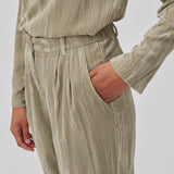 Langærmet bluse i struktureret velour med afslappet pasform. GiselleMD ls top har en dyb v-udskæring i halsen. Modellen er 175 cm og har en størrelse S/36 på.