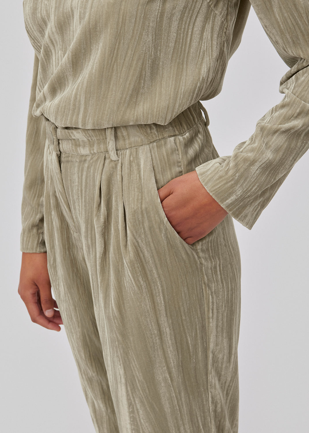 Langærmet bluse i struktureret velour med afslappet pasform. GiselleMD ls top har en dyb v-udskæring i halsen. Modellen er 175 cm og har en størrelse S/36 på.