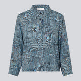 Afslappet skjorte med løst fit og brede, lange ærmer. GladstoneMD print shirt er fremstillet i en printet satin. Modellen er 175 cm og har en størrelse S/36 på.