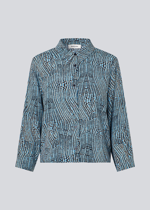Afslappet skjorte med løst fit og brede, lange ærmer. GladstoneMD print shirt er fremstillet i en printet satin. Modellen er 175 cm og har en størrelse S/36 på.
