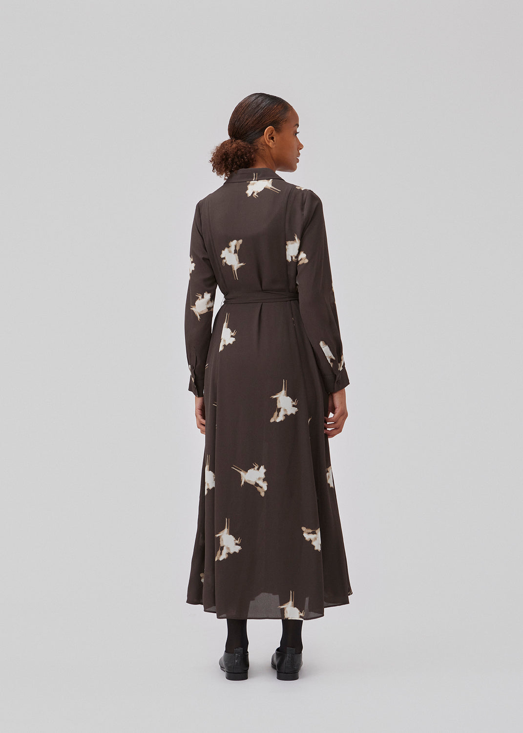 Skjortekjole af genanvendt materiale. GomoMD print dress har en A-formet silhuet med bindebælte i taljen, krave og lange ærmer med manchet. Modellen er 175 cm og har en størrelse S/36 på.