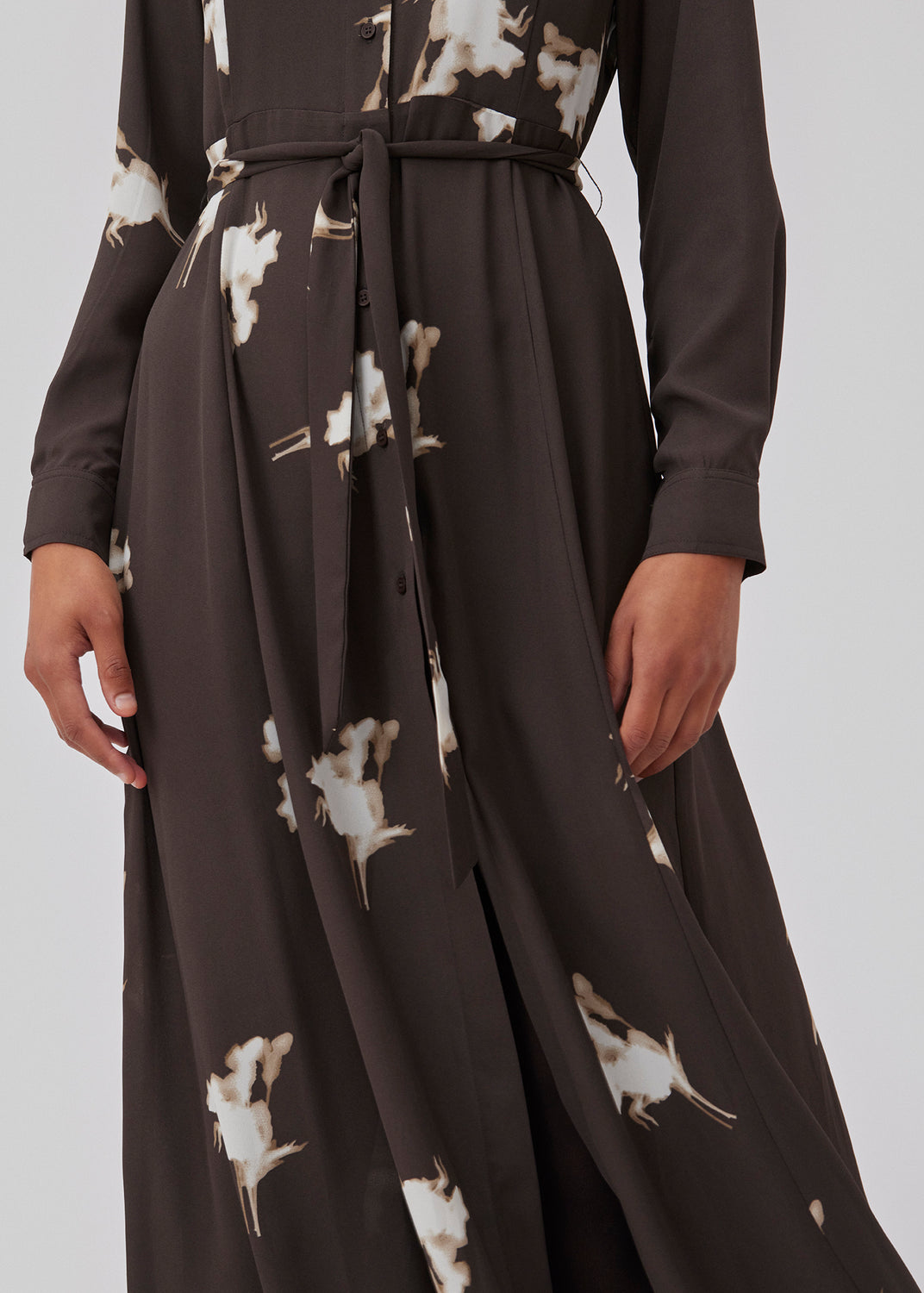 Skjortekjole af genanvendt materiale. GomoMD print dress har en A-formet silhuet med bindebælte i taljen, krave og lange ærmer med manchet. Modellen er 175 cm og har en størrelse S/36 på.