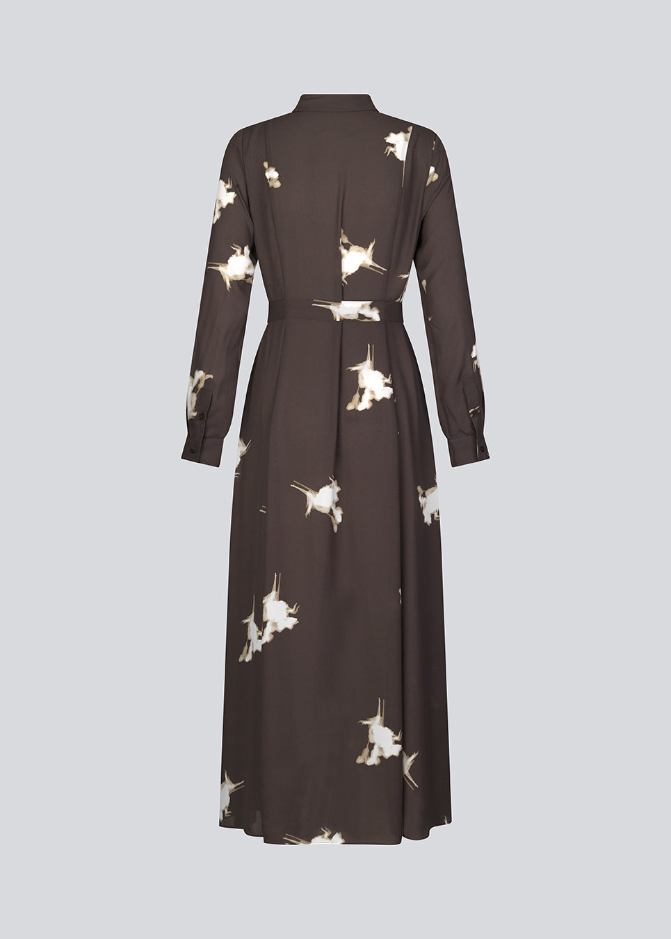 Skjortekjole af genanvendt materiale. GomoMD print dress har en A-formet silhuet med bindebælte i taljen, krave og lange ærmer med manchet. Modellen er 175 cm og har en størrelse S/36 på.