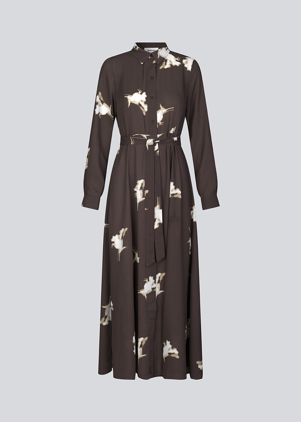 Skjortekjole af genanvendt materiale. GomoMD print dress har en A-formet silhuet med bindebælte i taljen, krave og lange ærmer med manchet. Modellen er 175 cm og har en størrelse S/36 på.