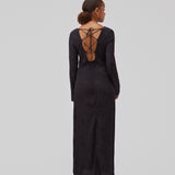 Langærmet kjole i mønstret satin. GraceyMD dress har en afslappet pasform med dyb udskæring i ryggen med krydsende bindebånd. Slids midtbag. Modellen er 175 cm og har en størrelse S/36 på.