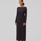 Langærmet kjole i mønstret satin. GraceyMD dress har en afslappet pasform med dyb udskæring i ryggen med krydsende bindebånd. Slids midtbag. Modellen er 175 cm og har en størrelse S/36 på.