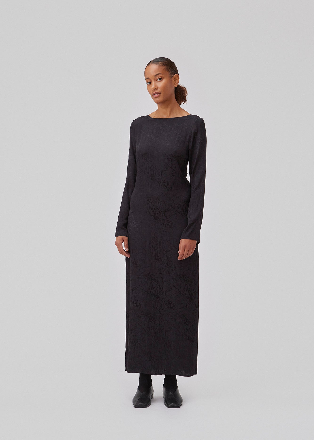 Langærmet kjole i mønstret satin. GraceyMD dress har en afslappet pasform med dyb udskæring i ryggen med krydsende bindebånd. Slids midtbag. Modellen er 175 cm og har en størrelse S/36 på.