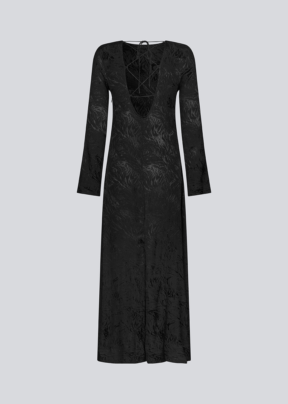Langærmet kjole i mønstret satin. GraceyMD dress har en afslappet pasform med dyb udskæring i ryggen med krydsende bindebånd. Slids midtbag. Modellen er 175 cm og har en størrelse S/36 på.