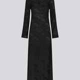 Langærmet kjole i mønstret satin. GraceyMD dress har en afslappet pasform med dyb udskæring i ryggen med krydsende bindebånd. Slids midtbag. Modellen er 175 cm og har en størrelse S/36 på.