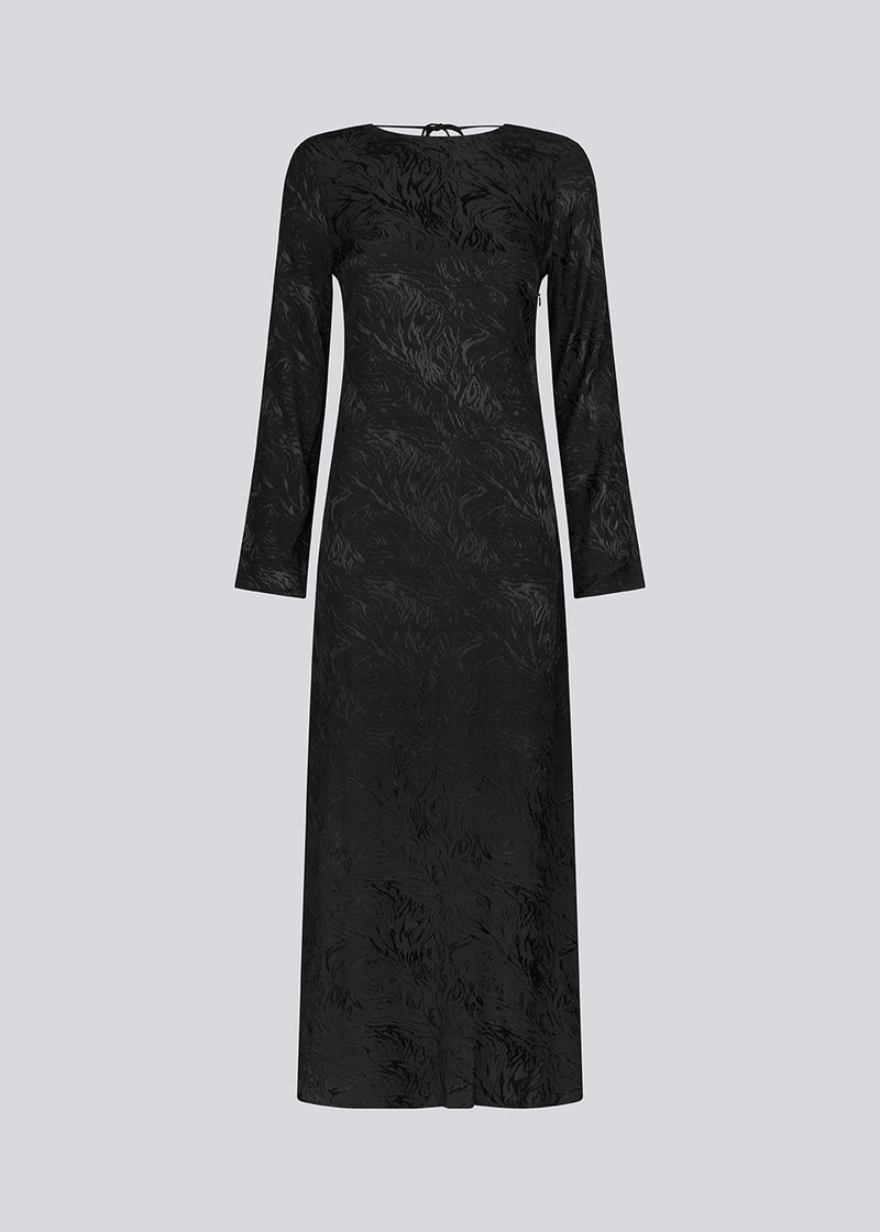 Langærmet kjole i mønstret satin. GraceyMD dress har en afslappet pasform med dyb udskæring i ryggen med krydsende bindebånd. Slids midtbag. Modellen er 175 cm og har en størrelse S/36 på.