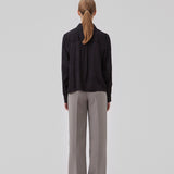 Skjorte i sort i mønstret satin med en let cropped længde. GraceyMD shirt har en løs pasform med lange ærmer, manchet, krave og knapper foran. Modellen er 175 cm og har en størrelse S/36 på.