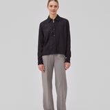 Skjorte i sort i mønstret satin med en let cropped længde. GraceyMD shirt har en løs pasform med lange ærmer, manchet, krave og knapper foran. Modellen er 175 cm og har en størrelse S/36 på.